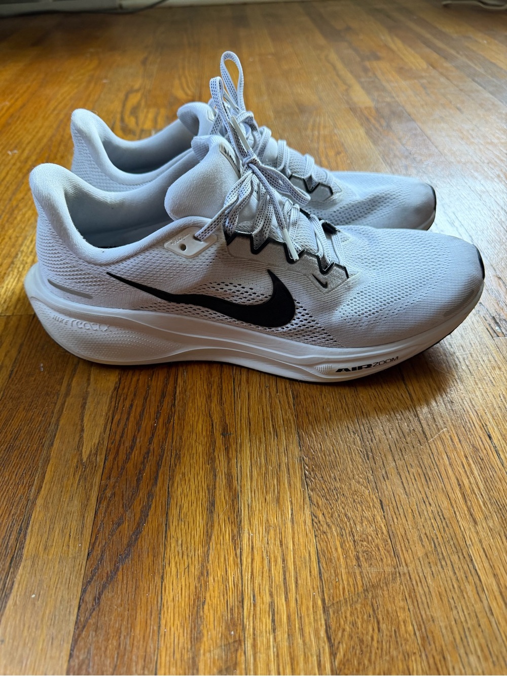 Nike Men’s White Athletic Running Shoes with Black Swoosh